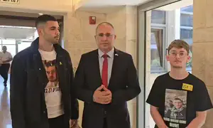 שימוש ציני בכאבן של משפחות החטופים
