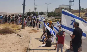 בנוקדים ליוו עם דגלים את משפחת הלוחם שנפל