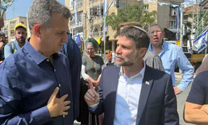 כשהשר סמוטריץ' עלה לדירה שנפגעה ברמת גן