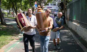 ספרי התורה הוצאו מבית הכנסת שנפגע