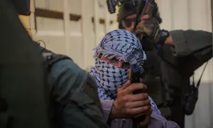 מסתערבים שולפים מחבל מבוקש מתוך חנות