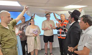 צפו: חתונה מרגשת בלב מרכז החירום