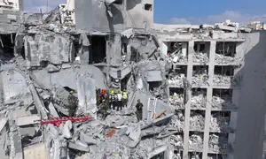צוותי ההצלה מחלצים פצועים מבין ההריסות