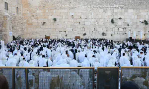 Chief Rabbis lead festive Rosh Chodesh prayer at Western Wall
