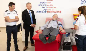 Huckabee visits MDA headquarters and donates blood
