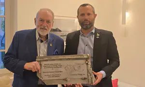 Huckabee receives missile shard from Israel Ganz