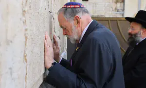 Amb. Huckabee gives thanks at the Western Wall