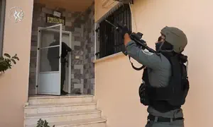 צפו: נתפס עם אקדח, תחמושת ומדי צה"ל