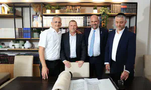 שי אלון הכניס ספר תורה עם מסר לאומה