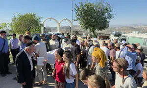 מאות נפרדים ממשה זר בשירת "התנערי"