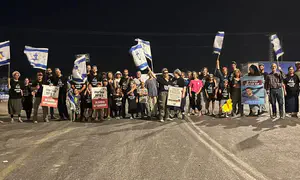 Reservist injured during aid convoy protest