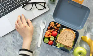 חוקרים: אוכל מעובד גורם לסרטן בגיל צעיר