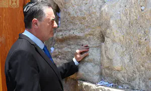 Defense Minister prays at Western Wall on Tisha B'Av