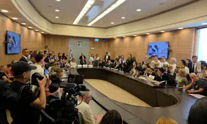 משפחות חטופים התעמתו: שלא יספרו סיפורים