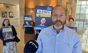 'Increase pressure, now is not the time to give in to Hamas'