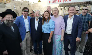Governor Sanders visits Western Wall with Ambassador Sanders