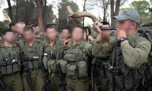 Haredi soldiers end march for beret at Western Wall