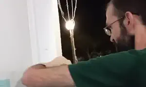 מרגש: עמיחי שינדלר קובע מזוזה בכרם שלום