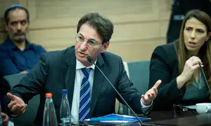 ביסמוט לאמיר השכל: "מחלק לך ציון נכשל"