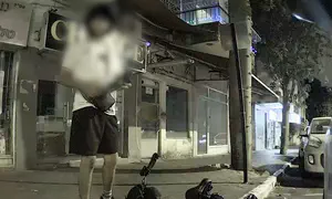 תיעוד: פרצו לרכב בגבעתיים וגנבו אקדח