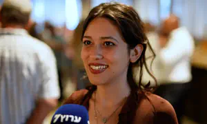 אלמוג כהן קיבל אור ירוק; הדר מוכתר בחוץ