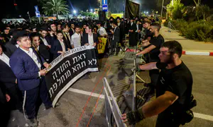 תיעוד: עימותים אלימים בין חרדים לחיילים