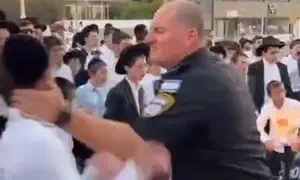 קצין תועד מכה נער חרדי והועבר מתפקידו