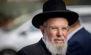 Chief Rabbi Kalman Ber lightly injured in car accident