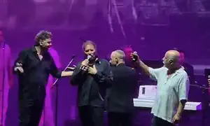 Dudu Fisher sings Leonard Cohen's Halleluyah