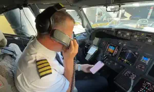 Pilot's warm congratulations to hostages' families on board