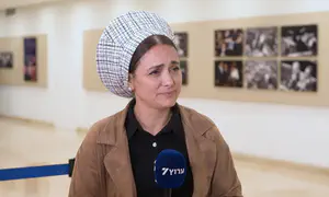 'פיניתי ברכבי צעיר פצוע ראש וחצי מעולף'