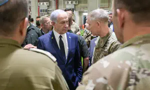 نتنياهو في القاعدة الأمريكية: نعمل على نزع سلاح غزة