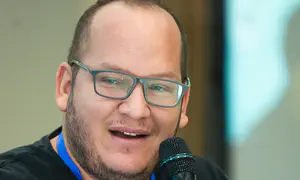 לוינסון מגן על סגל - ומותח עליו ביקורת