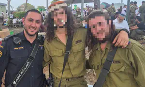 נערי החוות ריגשו את השוטר אלעד עטיה