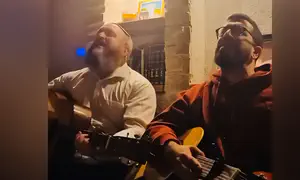 חנן בן ארי והרב כ"ץ שרים ומתרגשים