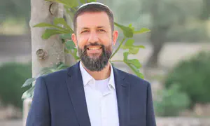 מכה לרבנות, ניצחון לצהר