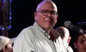 ארנון בר דוד הודה שקיבל כסף מסוכן הביטוח