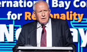 Left-wing activists interrupt Minister Dichter's speech