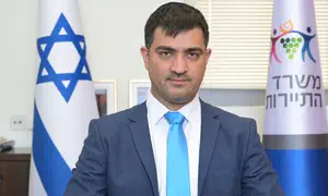 Israeli official shakes hands with Pakistani representative