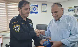 Stolen tefillin case resolved in moving moment at police station