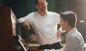 הרב שנפצע בעזה חוזר לישיבה עם שיר חדש