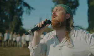 המשפחה וביני לנדאו שרים יחד 'י-ה אכסוף'