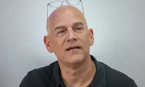 מה בין אנשים פשוטים ובין גיא פלג