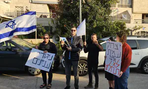 צפו: מחאה מול בית נשיא העליון עמית