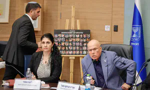 עימות סוער בכנסת: קרעי עזב בזעם