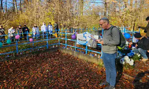 עפר מחומש פוזר על קברי הילדים בפולין