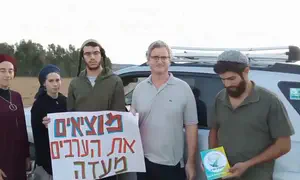 המזוודות לעזתים - מיצג סמוך למעבר ארז