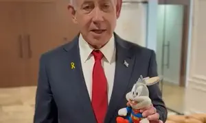 נתניהו פרסם סרטון ושלף בובת 'באגס באני'