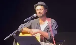 אביב אלוש הקדיש שיר לסבו המנוח ופרץ בבכי