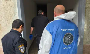 גבר ואמו נמצאו ללא רוח חיים